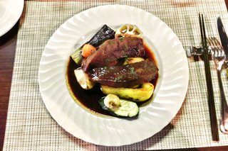 豚舌の赤ワイン煮込み