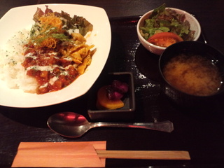 豚カルビとトマトのピり辛サルサ