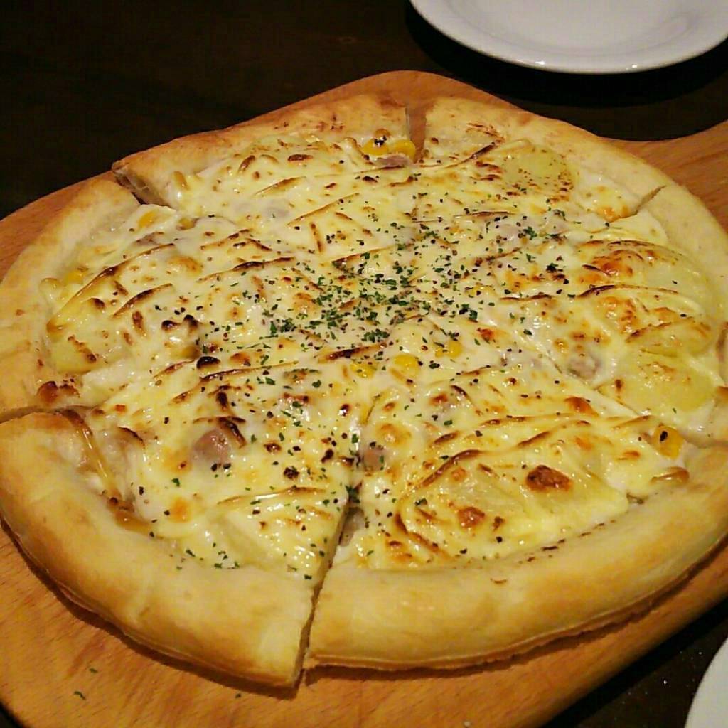 ツナマヨじゃがのホワイトソースピザ