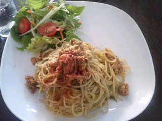 レッドサーモンとモッツァレラチーズのジェノベーゼパスタ