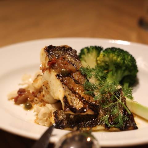 シェフおすすめの本日のお魚料理(スズキのグリルと花びら茸）