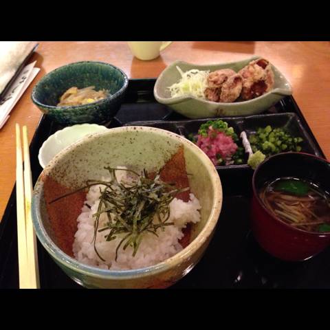 三味丼（納豆マグロ野沢菜） ＜鶏竜田揚げ、お新香、ごはん、小鉢＞