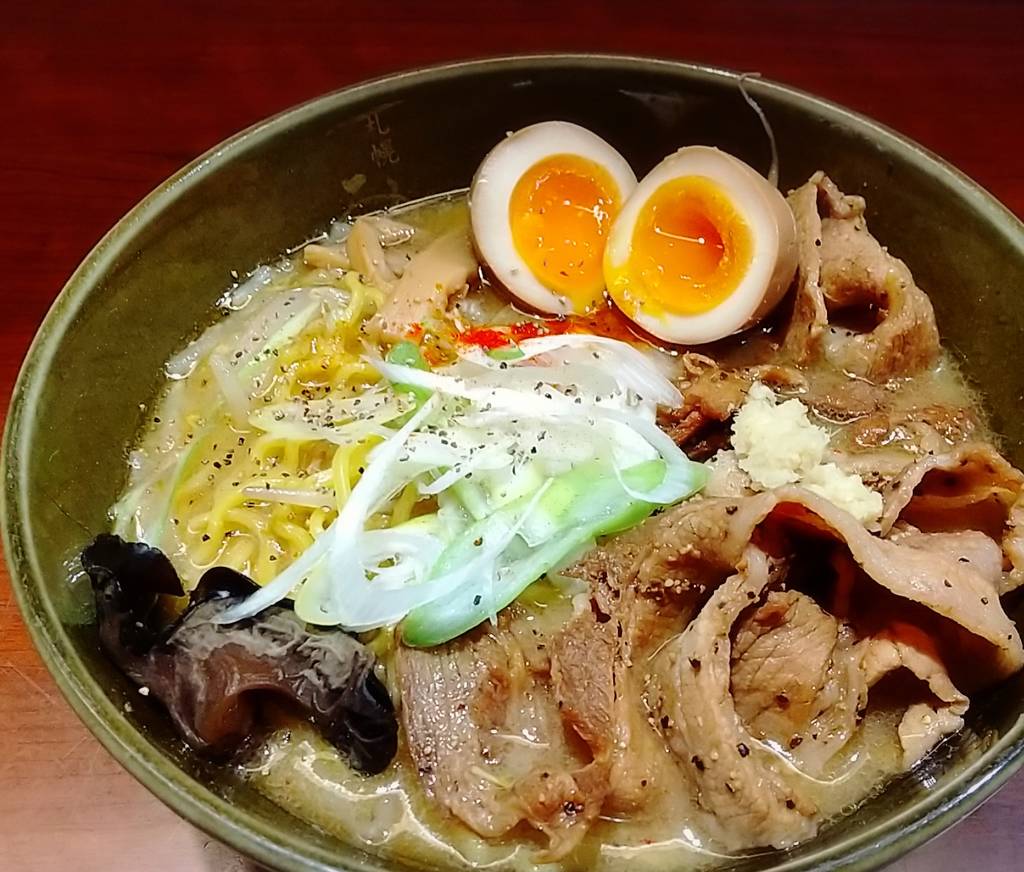 炙り豚盛り味噌ラーメン　とろ～り味玉入り
