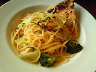 ムール貝とブロッコリーのオイルベース