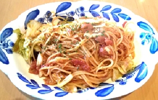 キャベツとソーセージのトマトソースパスタ