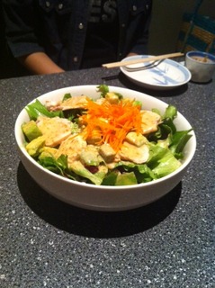 柔らか煮鶏とアボカドのゴマサラダ