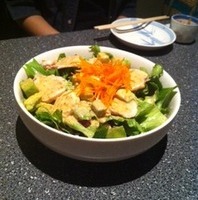 柔らか煮鶏とアボカドのゴマサラダ