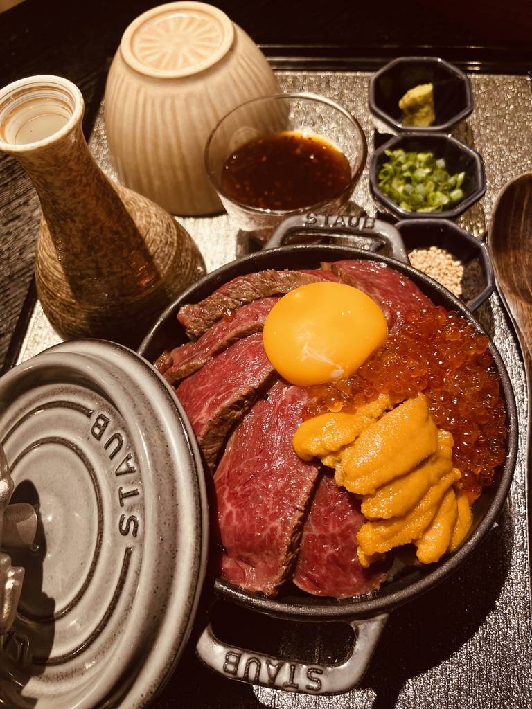 白センマイ刺し、ミスジ炙り刺し、縦切り牛たん、肉４種盛り、花咲牛たん、雲丹といくらと和牛のひつまぶし