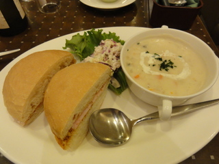 ハムサンドとあさりのチャウダープレート