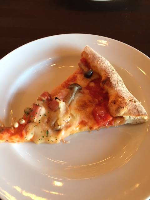 きのことベーコンのピザ