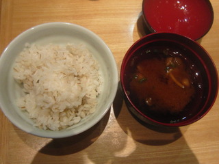 麦ごはんと味噌汁
