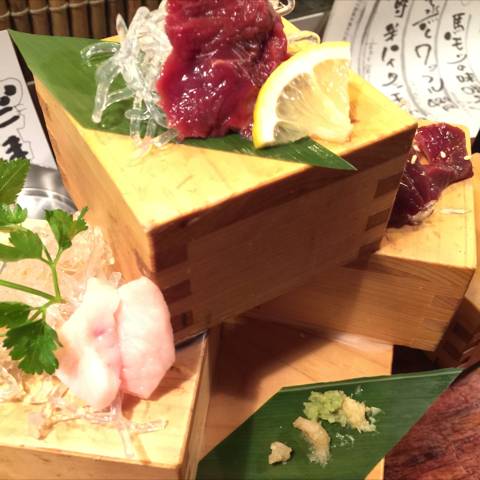 通好みの紅白新鮮馬刺し盛り