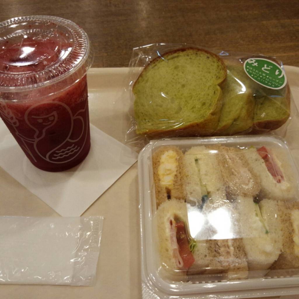 みどり野菜のパン４種のひとくちサンド苺とクランベリーのジュース