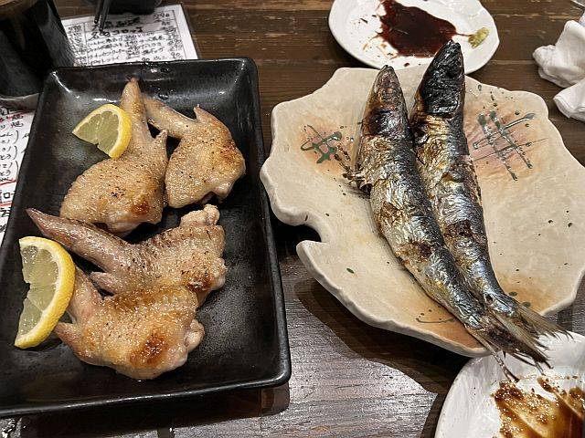 手羽先焼きとイワシの塩焼き