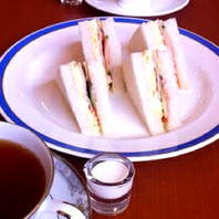 春仕立てのホットケーキ　特製苺ミルクソース添え