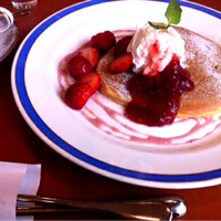 春仕立てのホットケーキ　特製苺ミルクソー…