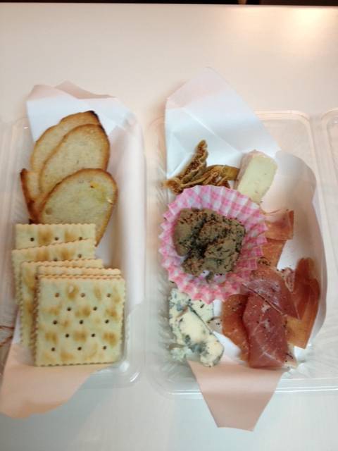 タパスのテイクアウト（チーズ盛り合わせ、生ハム、レバーペースト）