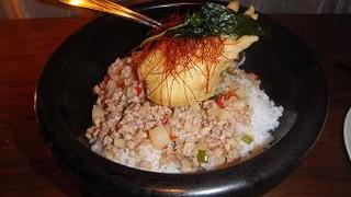 石焼きガパオライスとろし玉子の天麩羅をのせて