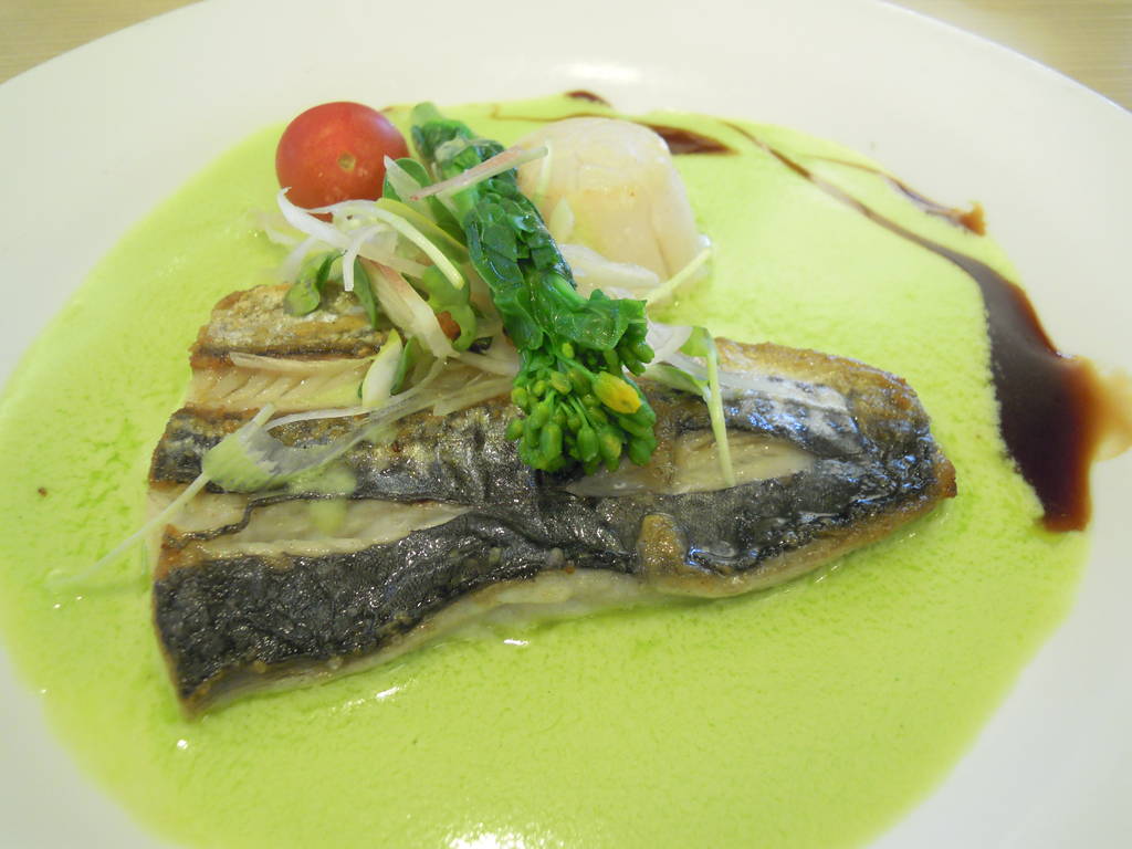 旬の魚と貝柱のポワレ　春のソース
