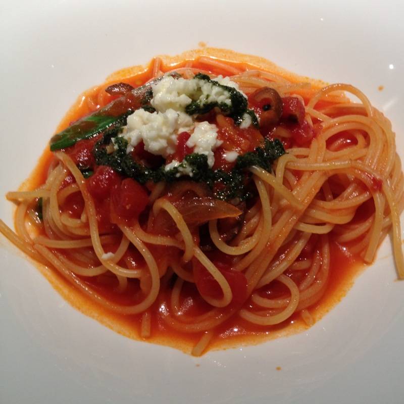 モッツァレラとバジルのトマトソースのパスタ