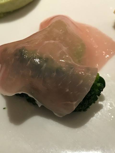 生ハムとブロッコリー