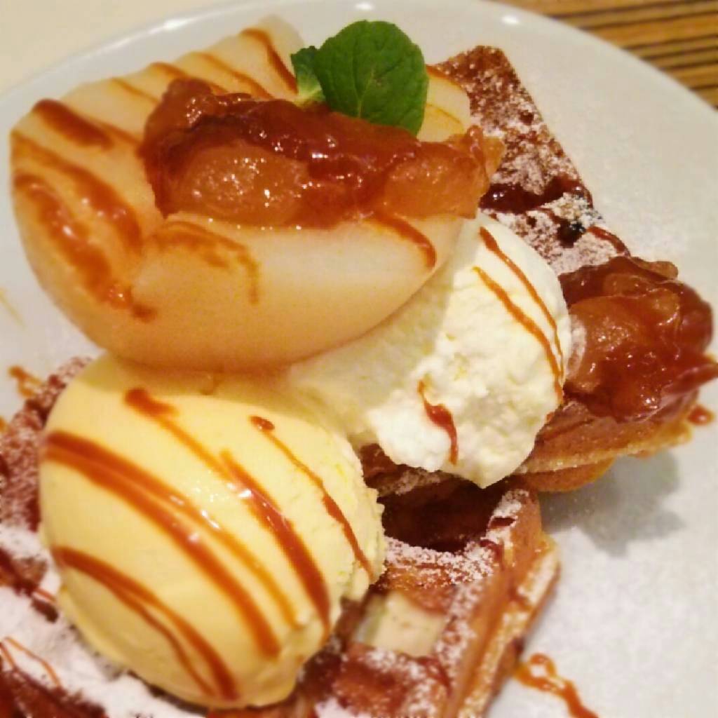 洋ナシとシナモンアップルのワッフル