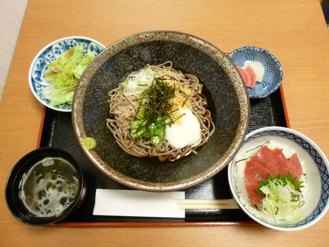 冷し蕎麦とミニマグロ丼
