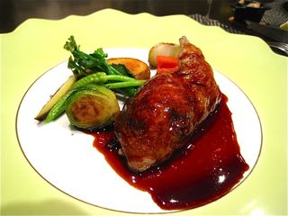 うずらにワイルドライスを詰めた丸ごとロースト