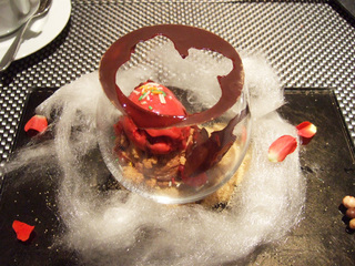 薔薇の香りを閉じ込めたフランボワーズとショコラの球体のパフェ