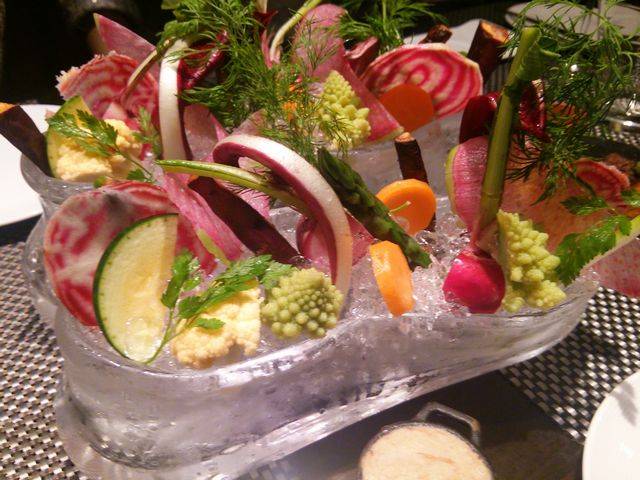 日本各地から取り寄せた有機野菜と兵庫県産ズワイ蟹のカニ味噌のフレンチバーニャカウダ