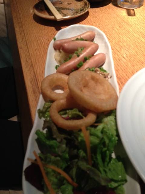 本日の前菜（フライドオニオンとソーセージ）