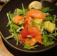 サーモンとアボカドの彩り美人サラダ