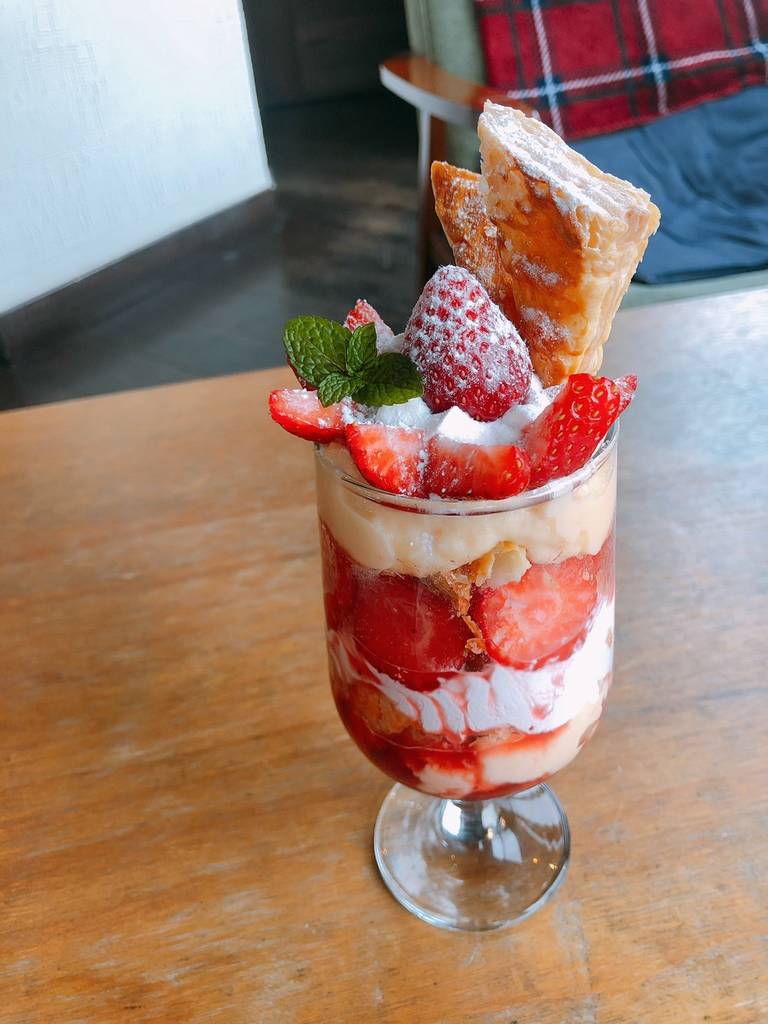 苺のミルフィーユパフェ
