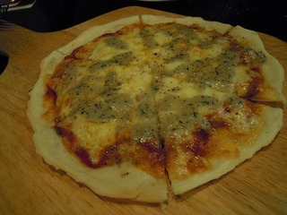 カニミソとアンチョビのピザ