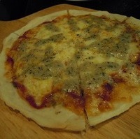 カニミソとアンチョビのピザ