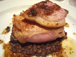 もち豚の炭焼き　レンズ豆添え