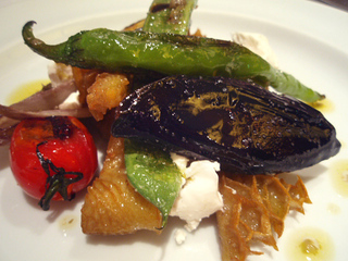 カリッと揚げたトリッパと焼き野菜のサラダ