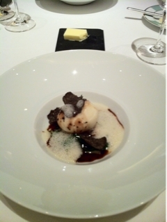 半熟に火を入れた自然卵　トリュフソースとともに