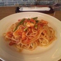 エビとグリーンアスパラのトマトソースパスタ