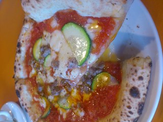 ズッキーニとサルシッチャのピッツア