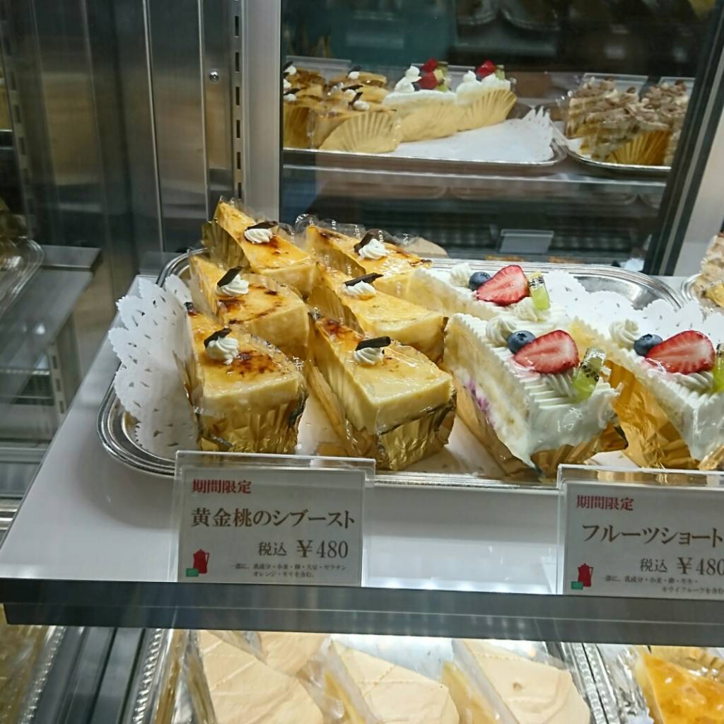 イノダコーヒ本店の、ケーキのフルーツショートケーキです。