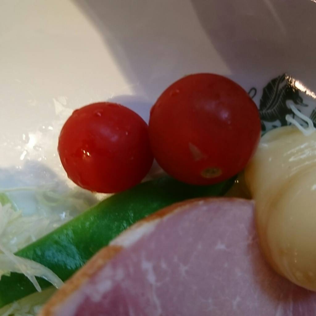 イノダコーヒ本店の、ハムサラダのプチトマトです。