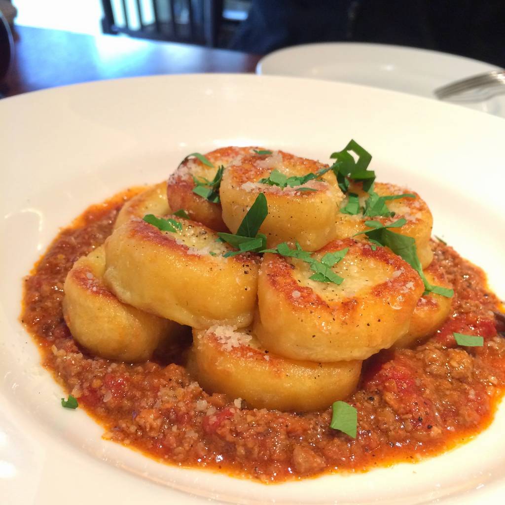 カリカリ焼きニョッキといろいろキノコ入りバッジオ特製ミートソース