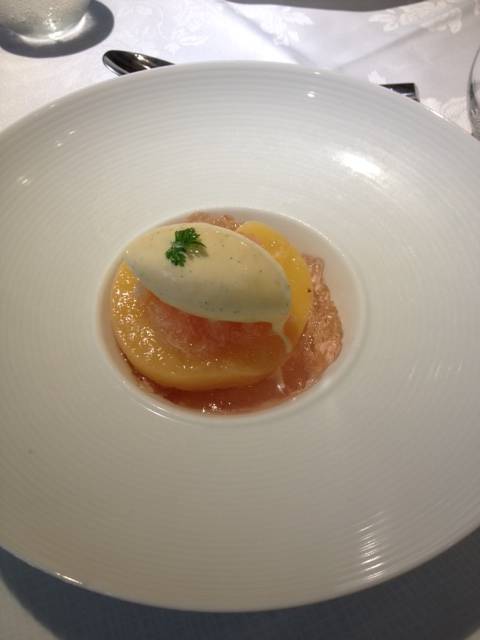 桃のデザートアイス添え