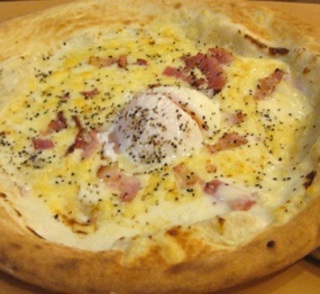 ベーコンのクリームピッツァ
