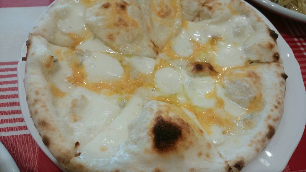 とろけるチーズの４フォルマッジピザ