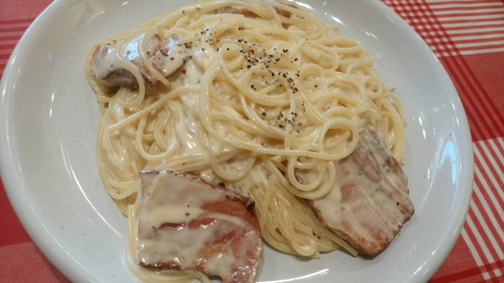 厚切りベーコンのカルボナーラ