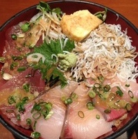鰤と鮪としらすのゴマだれ丼