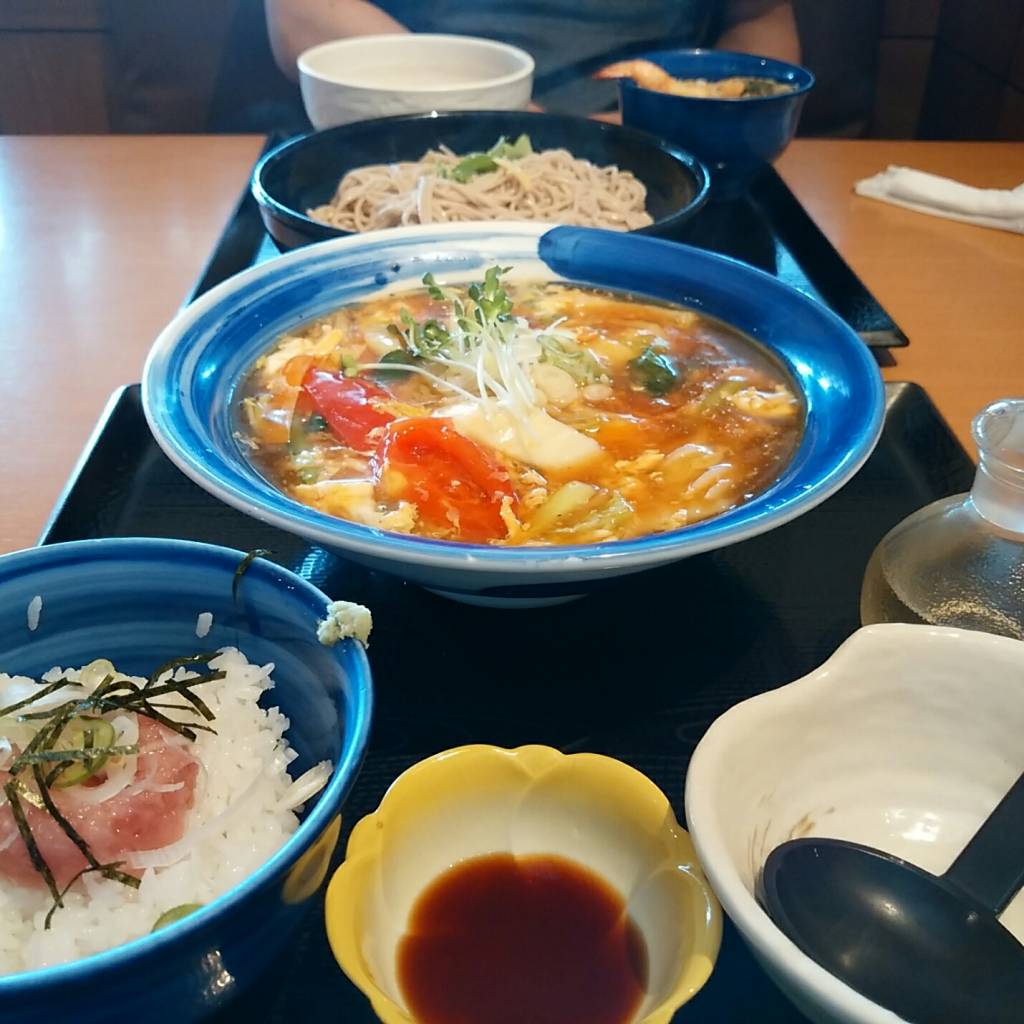 黒酢酸辣麺とミニまぐろ丼のセット