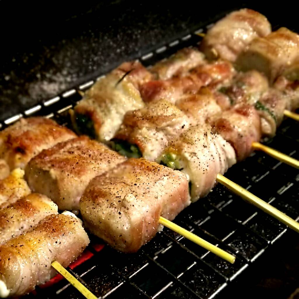 自慢の博多串焼き豚バラで食材を巻きました